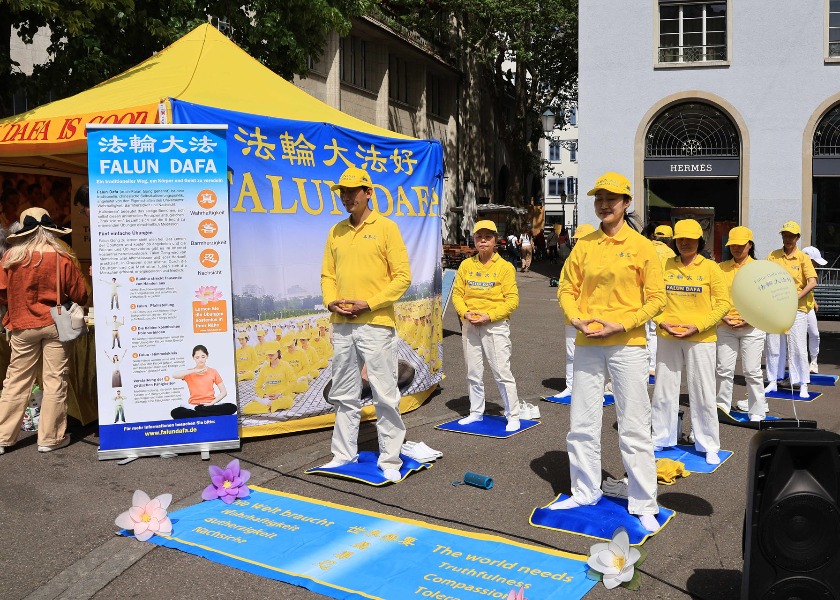 Image for article Zurich, Switzerland: Practitioners Share the Joy of World Falun Dafa Day