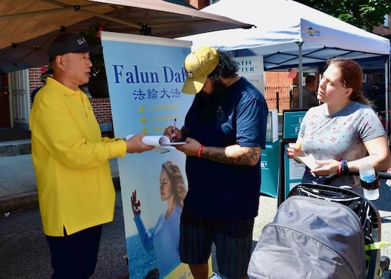 Image for article Pennsylvania, USA: Introducing Falun Dafa During Community Events