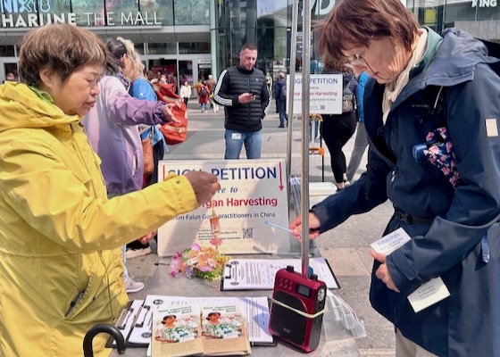 Image for article Netherlands: Public in Utrecht Supports Practitioners’ Efforts to End the Persecution of Falun Dafa