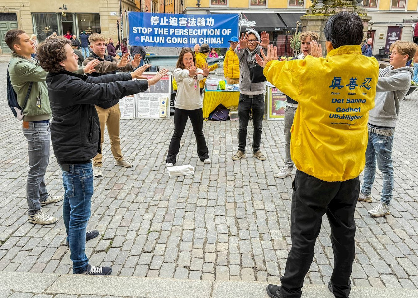 Image for article Tourists in Sweden Support Falun Dafa and Condemn the CCP’s Persecution