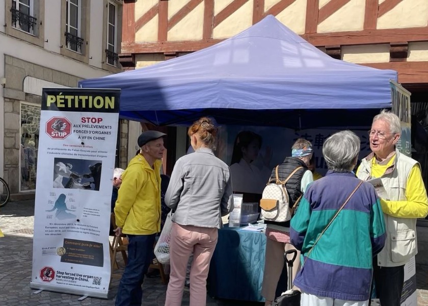 Image for article France: People Learn About Falun Dafa During an Event in Quimper