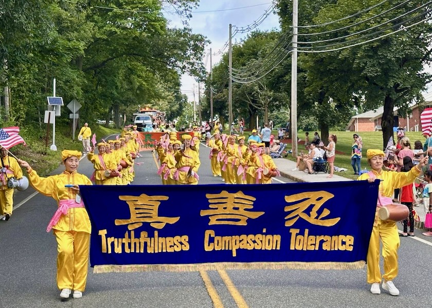 Image for article New Jersey: Spectators Cheer Falun Dafa Contingent in Randolph Freedom Festival Parade