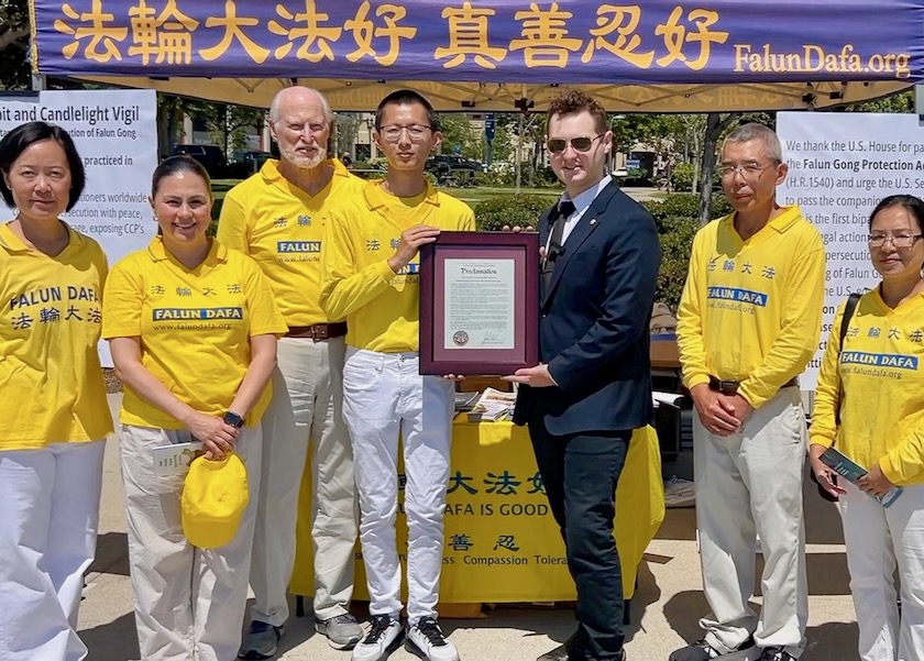 Image for article San Diego, California: Local Officials Express Support for Falun Gong at Art Exhibition and Candlelight Vigil