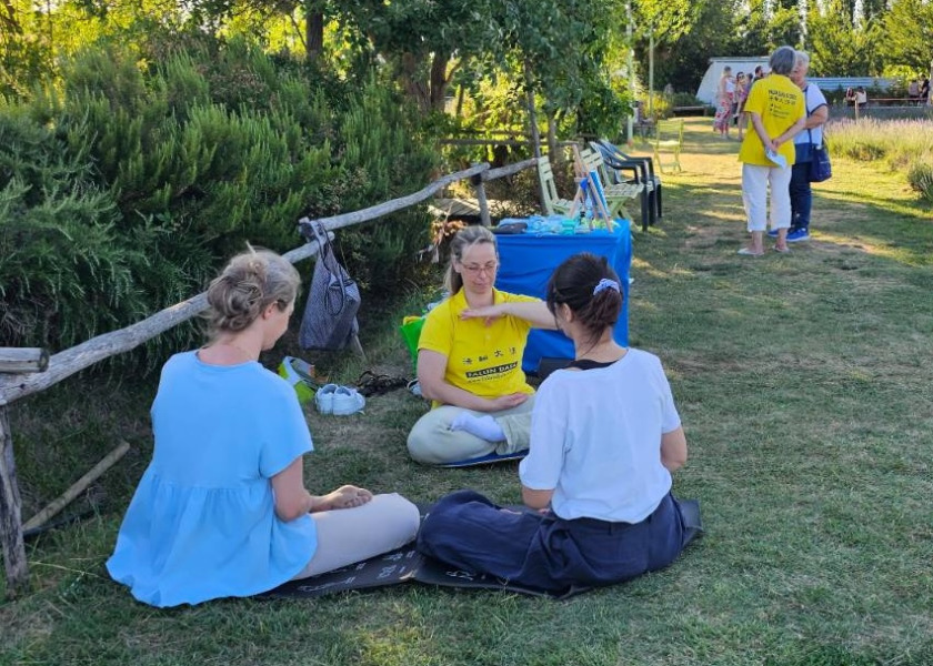 Image for article Assisi, Italy: Practitioners Introduce Falun Dafa at Lavender Festival