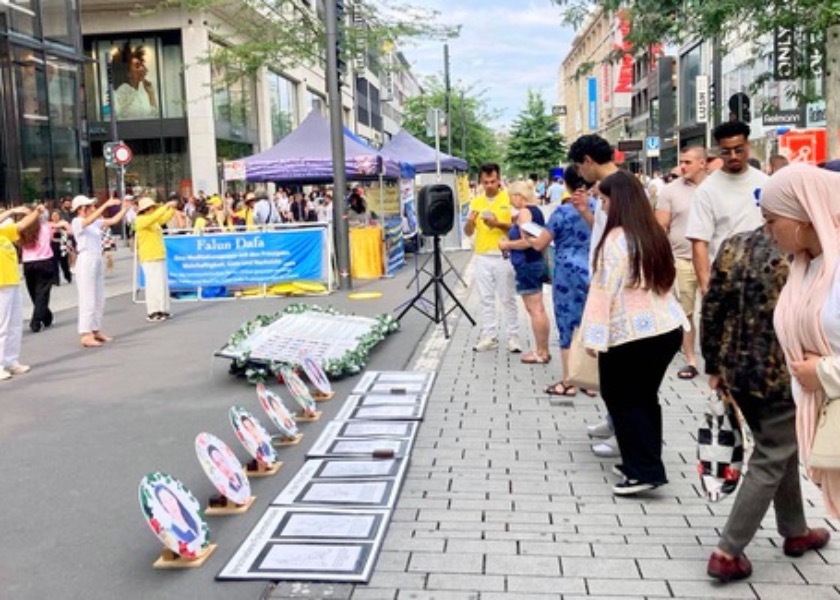 Image for article Germany: Parliamentarian Shows Letter From CCP Which Slanders Falun Gong at Rally to Mark 26 Years of Persecution