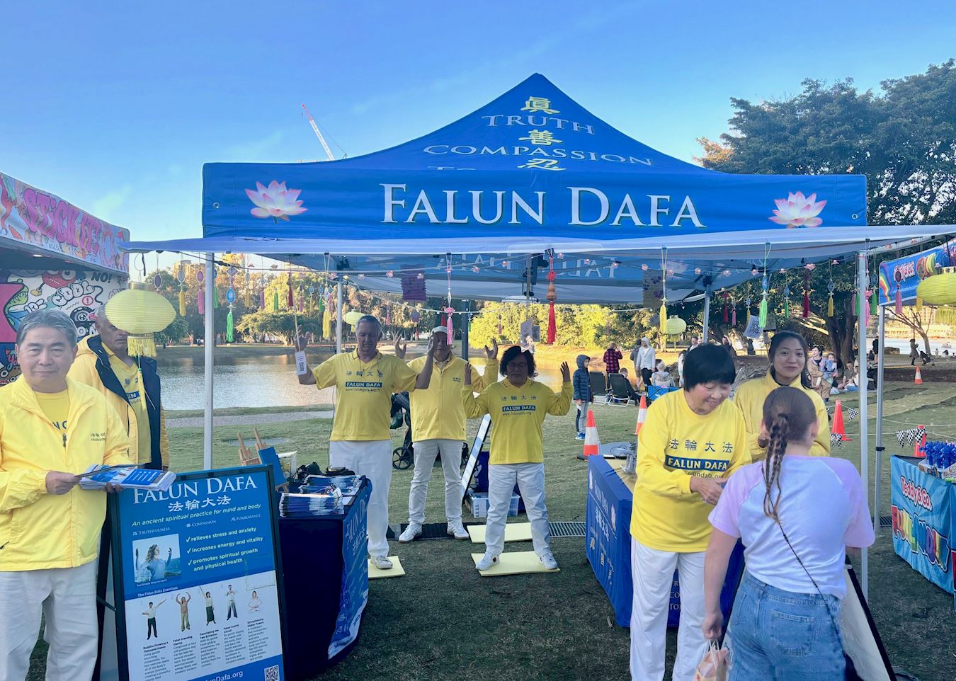 Image for article Australia: Introducing Falun Dafa at a Community Event