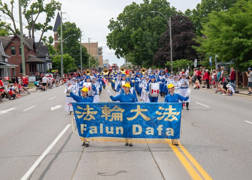 Image for article Falun Dafa Welcomed at Canada Day in Aurora