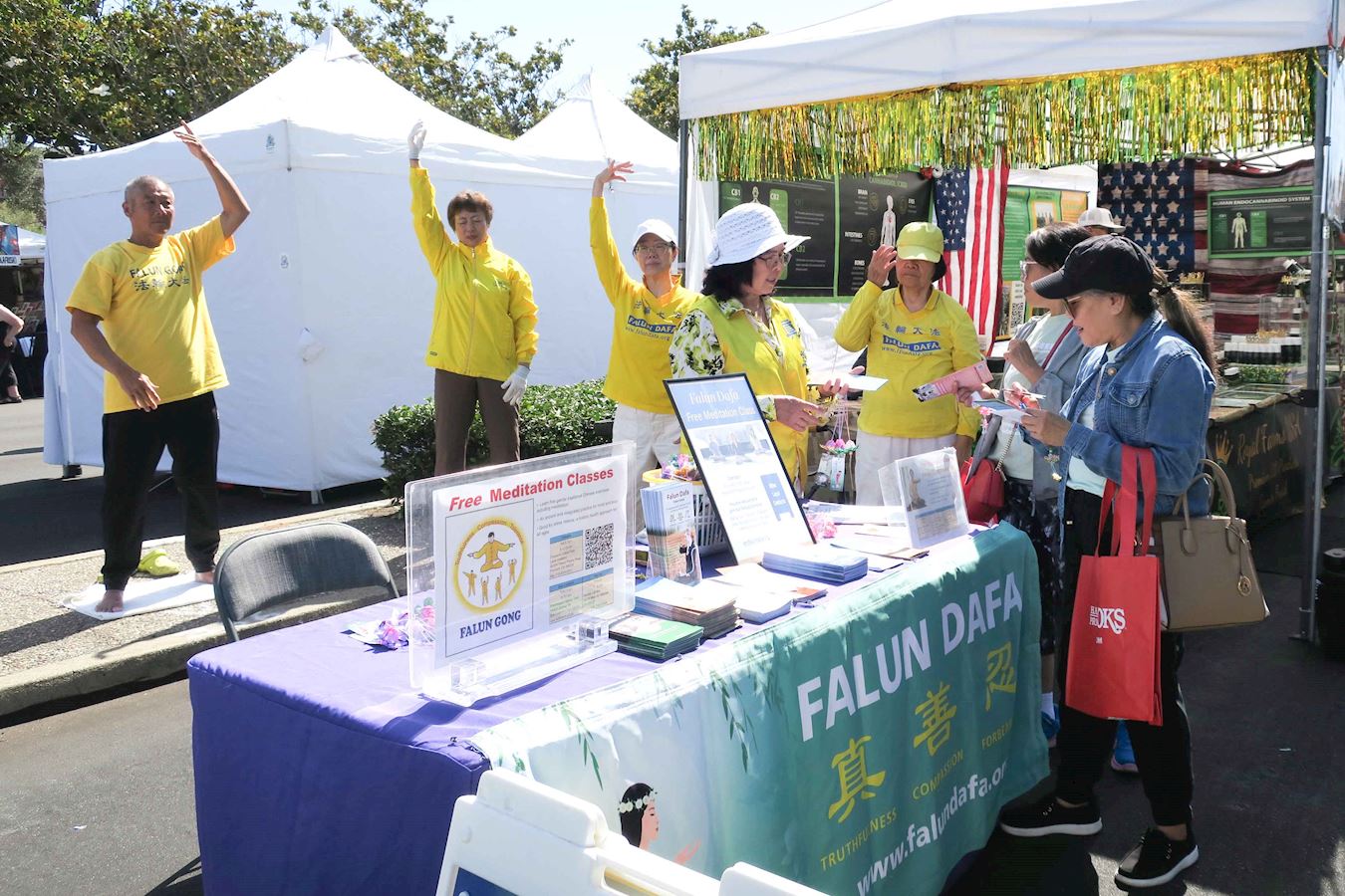 Image for article Fremont, California: Introducing Falun Dafa at an Art Festival