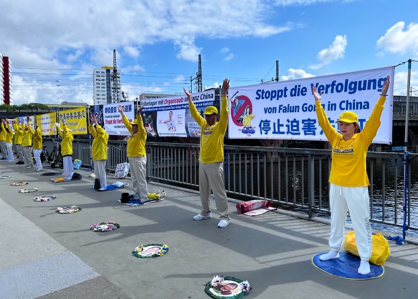 Image for article Germany: Falun Gong Practitioners Protest Beijing’s Persecution Near Chinese Embassy and Consulates