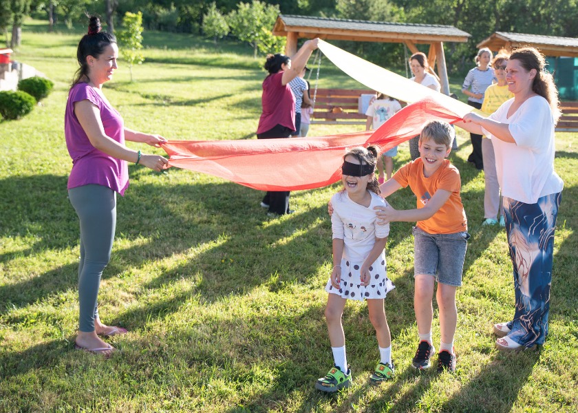 Image for article Romania: Parents and Children Experience a Positive, Uplifting Environment at First Minghui Summer Camp