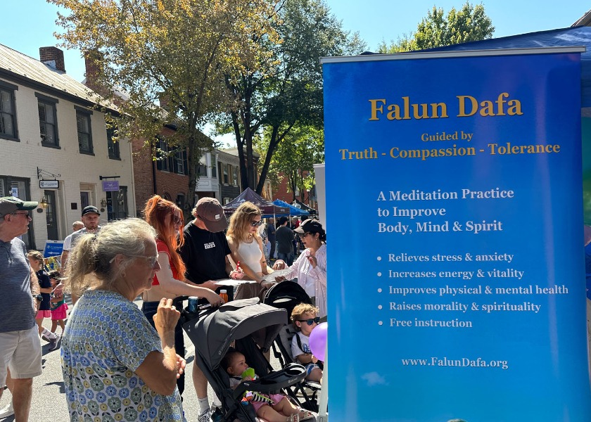 Image for article Maryland, USA: Introducing Falun Dafa at a Popular Street Festival in Frederick