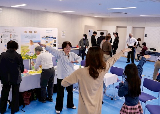 Image for article Japan: Falun Dafa Practitioners Teach Local Residents the Exercises During Event