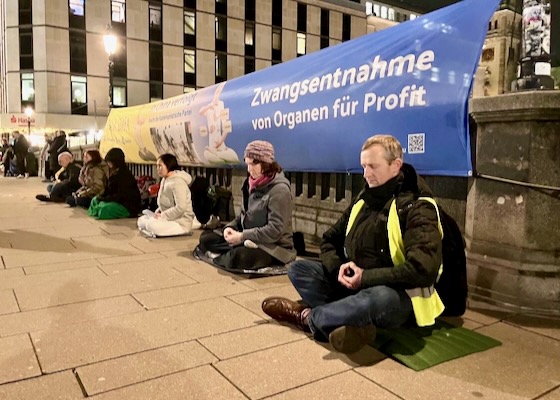 Image for article Hamburg, Germany: Candlelight Vigil on Human Rights Day Calls for Ending Persecution of Falun Gong