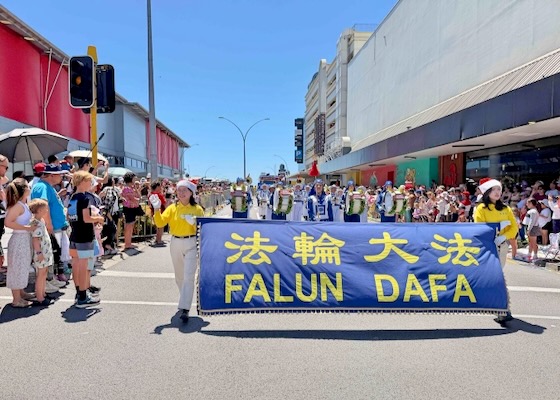 Image for article New Zealand: Falun Dafa Welcomed in Seven Christmas Parades