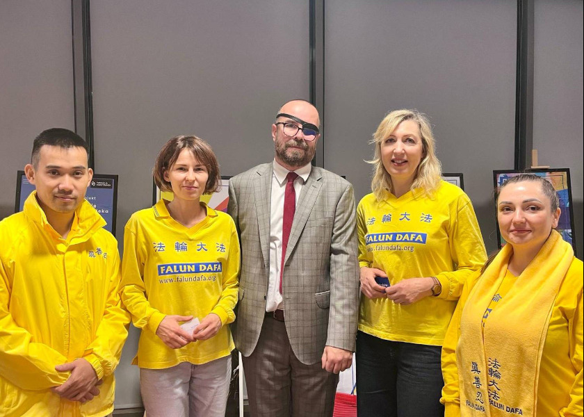 Image for article Polish Public Welcomes Falun Dafa During Krakow NGO Festival