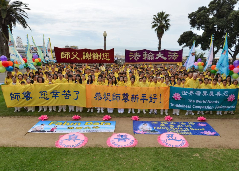 Image for article Falun Dafa Practitioners in Los Angeles Wish Master Li Hongzhi Happy Chinese New Year
