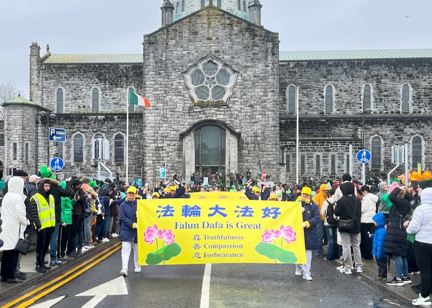 Image for article Ireland: People at St. Patrick’s Day Parade in Galway Agree With Falun Dafa’s Guiding Principles