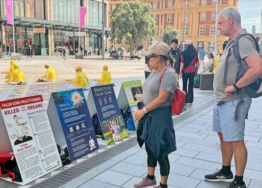 Image for article New Zealand: Introducing Falun Dafa at Commercial Bay in Auckland
