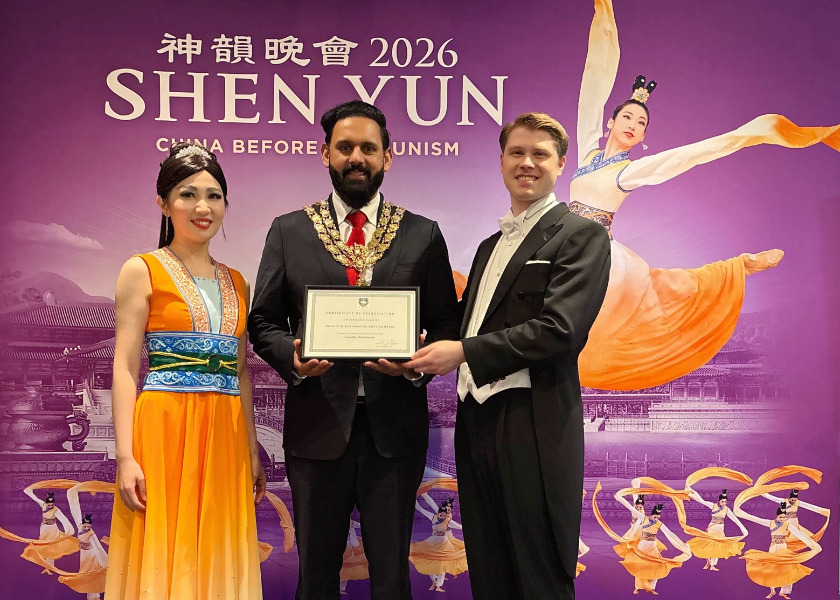 Image for article Mayor of High Wycombe Presents Certificate of Appreciation to Shen Yun Performing Arts