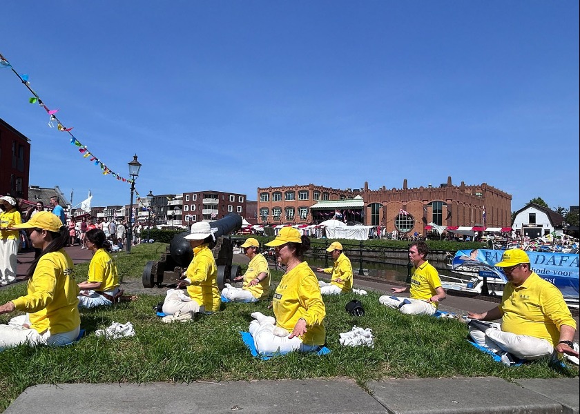 Image for article The Netherlands: Practitioners Introduce Falun Dafa at the Leurse Harbor Festival