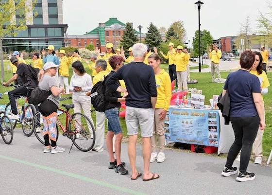 Image for article World Falun Dafa Day Celebration in Quebec Attracts Passersby
