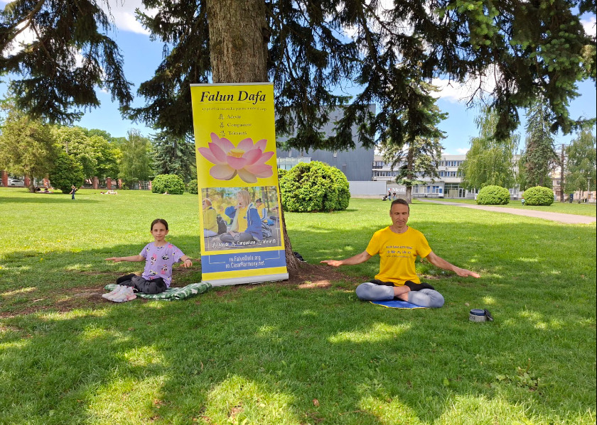 Image for article Romanians Support Falun Dafa: “You Are Standing Up for Something Worth Fighting For”