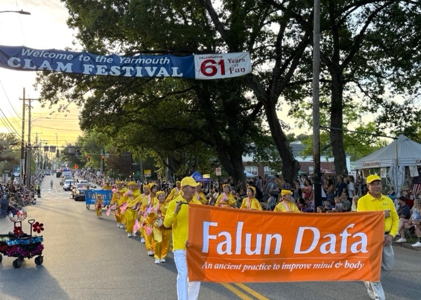 Image for article Waist Drum Troupe Brightens Up a Seaside Town at Maine Parade