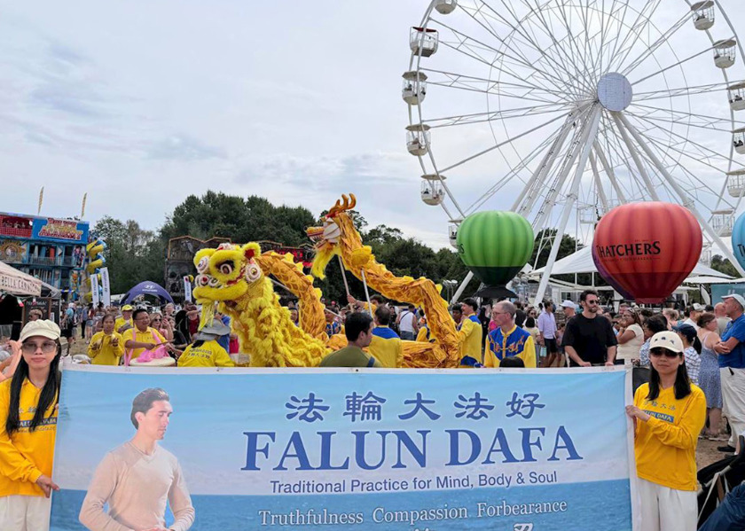 Image for article Bristol, UK: People Discover Falun Dafa at Balloon Festival
