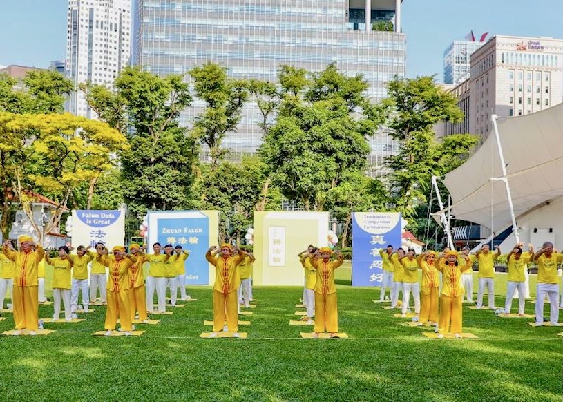 Image for article Singapore: Celebrating the Mid-Autumn Festival and Introducing Falun Dafa at Hong Lim Park