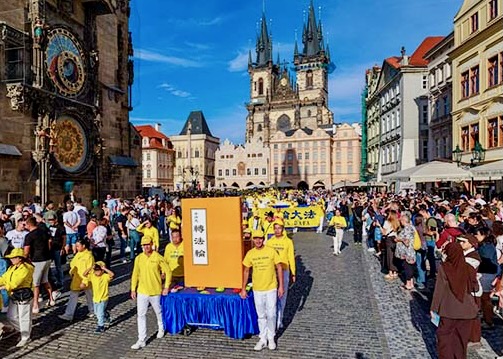 Image for article Prague: Tourists Appreciate Information About Falun Dafa