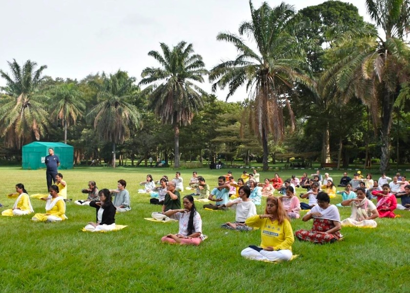 Image for article Visitors at Flower Show in Bengaluru Learn About Falun Dafa