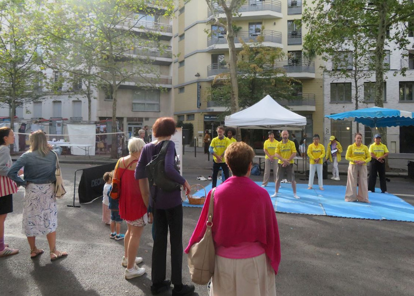 Image for article Paris, France: Introducing Falun Dafa at Community Association Forums