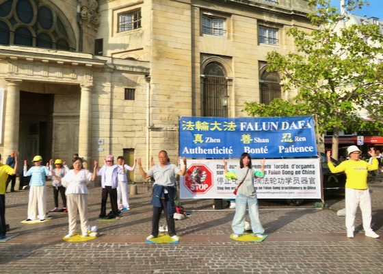 Image for article Paris, France: People Voice Support for Falun Dafa at Events in Belleville and Châtelet