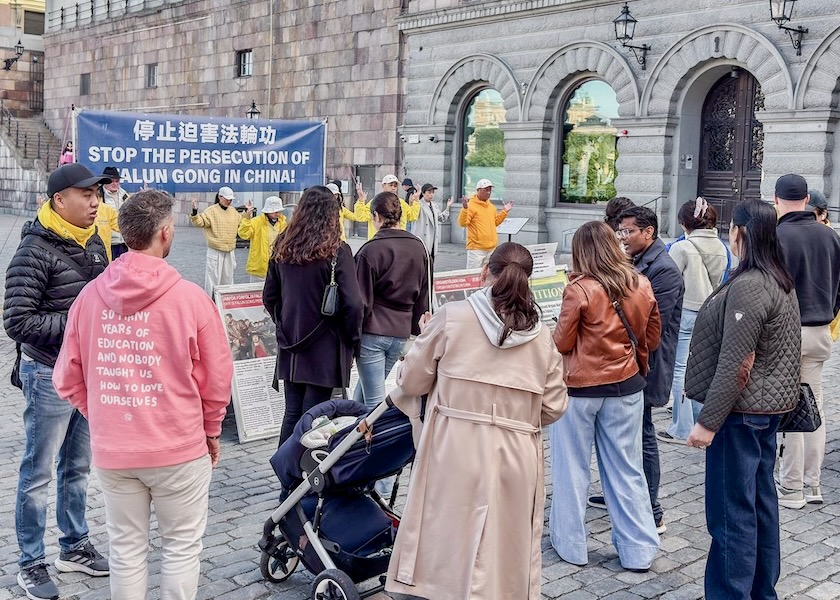 Image for article Sweden: Chinese Tourists in Stockholm Speak Out in Favor of Falun Dafa