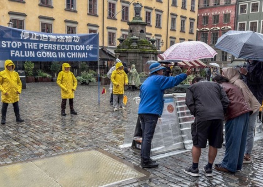 Image for article People Sign Petition to End the Persecution During Event Outside the Nobel Prize Museum in Stockholm