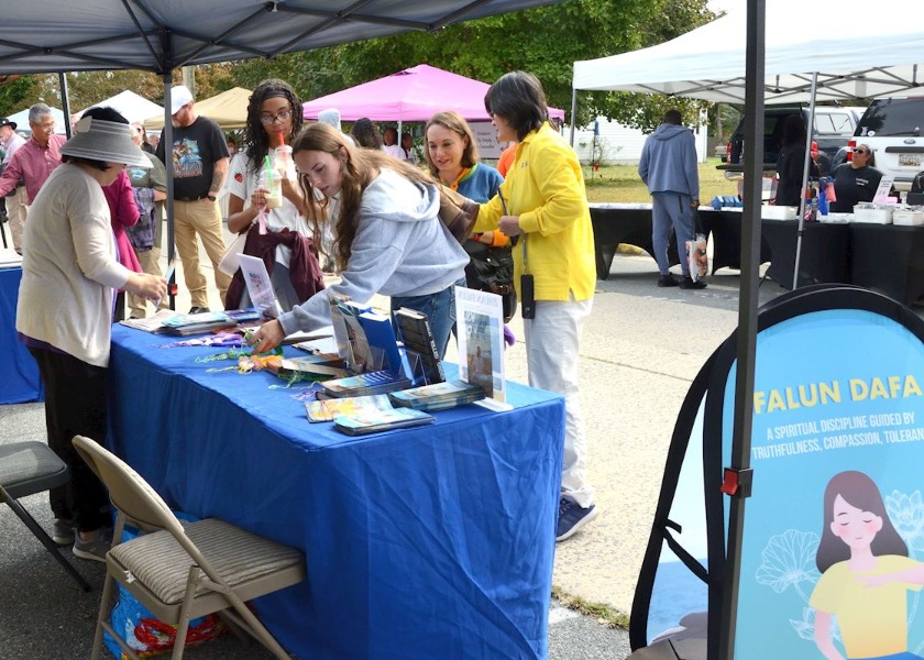 Image for article Introducing Falun Dafa at the Apple Scrapple Festival